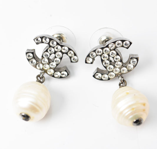 Chanel CC Motif Swing Pearl Earrings